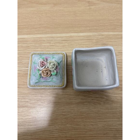 Porcelain Trinket/Jewelry Box Floral and Pastel VINTAGE - Picture 5 of 5